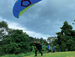 Dukung Terbang Refreshing Atlet Paralayang, Personel Lanud Sam Ratulangi Bersihkan Lokasi Take Off dan Landing