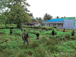 Babinsa Koramil 1715-05/Batom Kodim 1715/Yahukimo Bantu Warga Melaksanakan Pembersihan Lingkungan di Distrik Batom.