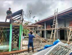 Babinsa Koramil 1710-07/Mapurujaya Membantu Rehab Bangunan Sekolah TK Al-Marifat