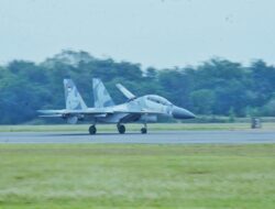 Tiga Pesawat Tempur Sukhoi SU 27/30 dari Skadron Udara 11 Lanud Sultan Hasanuddin Tiba di Lanud Iswahjudi