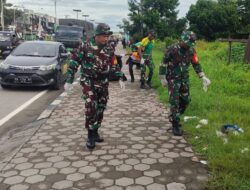 Peduli Lingkungan, Babinsa Timika Bersama Warga Kerja Bakti Bersihkan Sampah