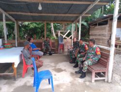 Babinsa Koramil 1710-07/Mapurujaya Serahkan Bantuan Alkitab kepada Jemaat Gereja GPI Imanuel Mapurujaya