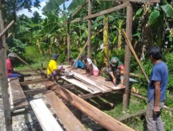 Sinergi Bersama Rakyat, Babinsa Koramil Mapurujaya Kerja Bakti Bangun Rumah Warga
