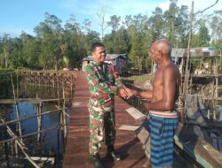 Babinsa Koramil 1710-07/Mapurujaya Gelar Komsos Bersama Warga Nelayan
