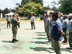 Babinsa Koramil 1710-03/Kuala Kencana Sertu Arsolo Latih Anggota Linmas dengan PBB