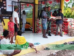 Babinsa Koramil 1710-07/Mapurujaya Salurkan Bantuan kepada Masyarakat Korban Banjir di Wilayah Binaannya