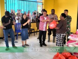 Danramil 1710-07/Mapurujaya Bersama Pemda Mimika Berikan Bantuan kepada Korban Bencana Banjir