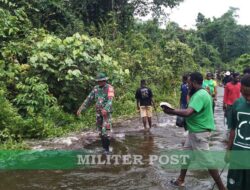 Babinsa Koramil Mapurujaya Ajak Masyarakat Kerja Bakti Bersihkan Jalan yang Tergenang Air