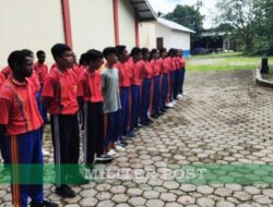 Komsos di Sekolah, Babinsa Koramil 03/Kuala Kencana Latih Siswa PBB