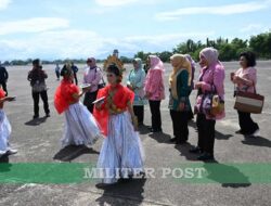 Ketua Pia Ardhya Garini Cabang 7 D/II Lanud Sultan Hasanuddin Sambut Kedatangan Ibu Negara