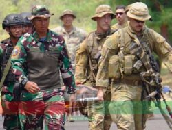 TNI dan ADF Operasi Evakuasi Warga Sipil di Situbondo