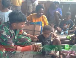Cegah Stunting, Babinsa Koramil 1710-06/  Agimuga Dampingi Pemberian Makanan Tambahan