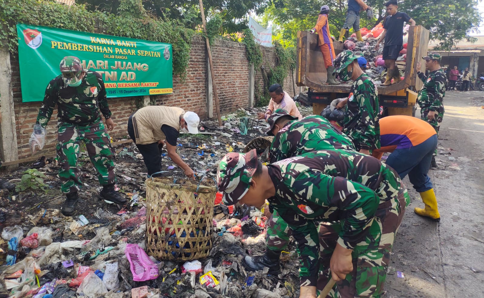 Anggota Koramil 10/Sepatan Bersama Masyarakat Membersihkan Tumpukan Sampah. (Foto : Pendim 0510/Tigaraksa)