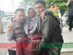 Untuk Masyarakat: Anggota TNI dan Polri Selamatkan Seorang Ibu Tua di Stasiun Cikarang
