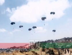 Payung Parasut untuk Gaza terjun dari Hercules C-130J