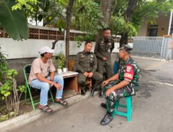 Babinsa Koramil 01/Kranji Jalin Keakraban Lewat Komsos: Dekat dengan Warga, Tumbuhkan Rasa Aman dan Kebersamaan di Lingkungan