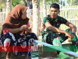 Kisah Hangat Anggota TNI Bersama Mama Angkat di Halmahera Timur