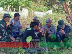 TNI Bersihkan TPU Kampung Hiripau Bersama Warga