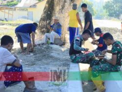 Hangatnya Kebersamaan TNI Makan bersama Warga di Wasile Tengah